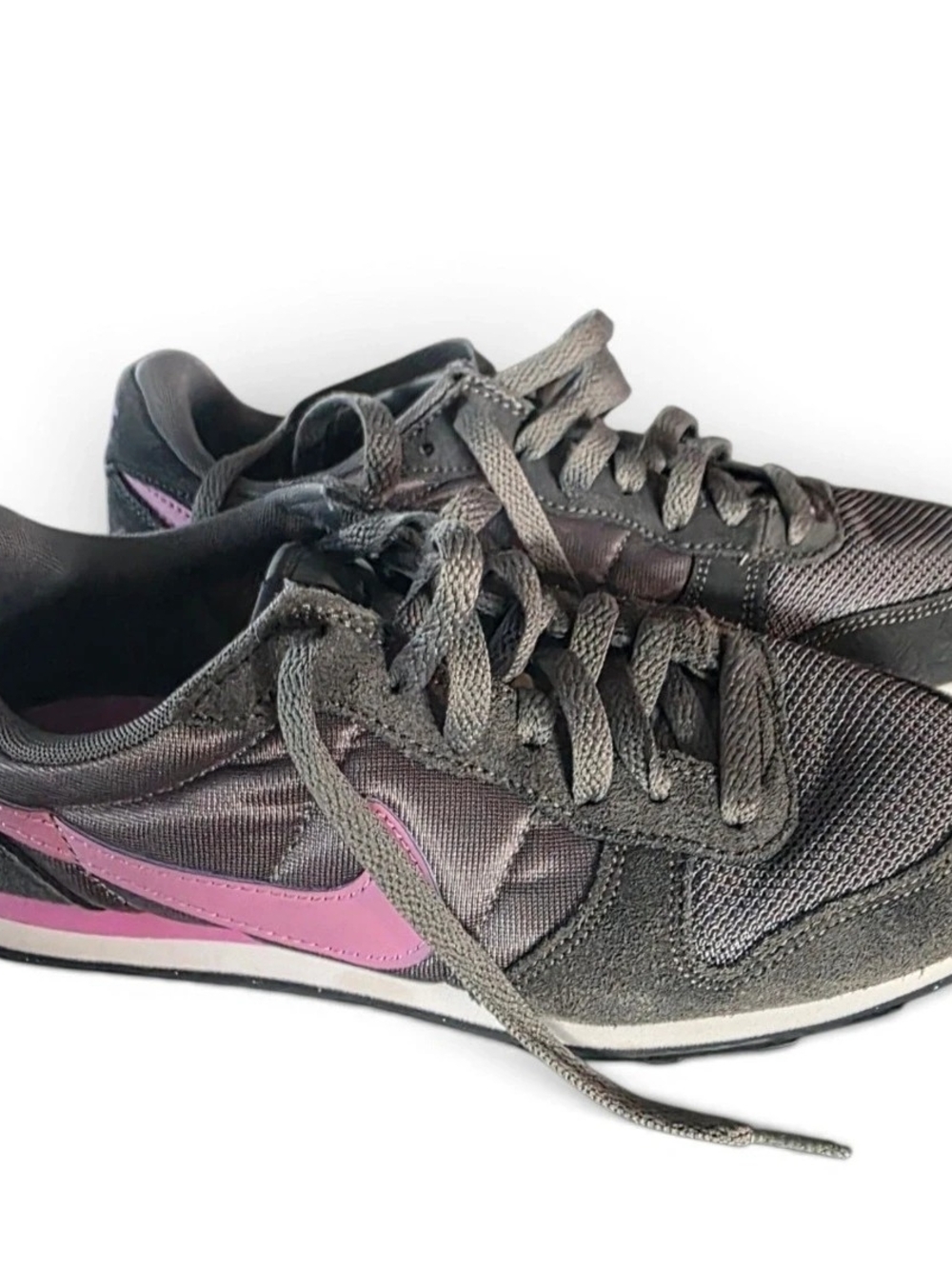 Nike Women’s Gray Sneakers with Pink Swoosh Accent